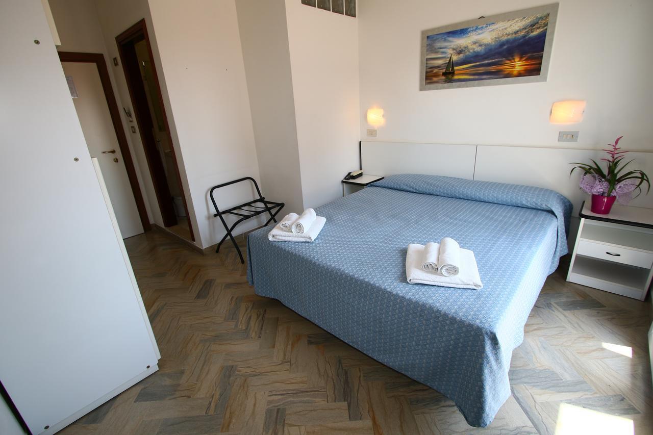 Hotel Tre Assi Rimini Buitenkant foto